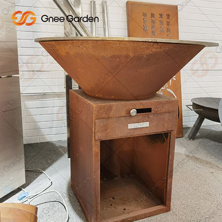 Grilování v Corten Steel Barbeque Grill na dřevěné uhlí Venkovní gril na dřevěné uhlí