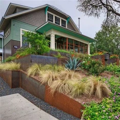 Corten ocelová opěrná zeď zrezivělá